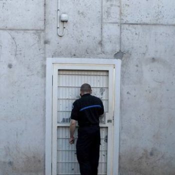 Rasage Arles : Trois gardiens de penitentiary blessés, dont un sérieusement, par un détenu