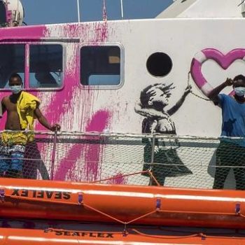 Fringue Migrants: Le navire affrété par Banksy appelle à l’aide