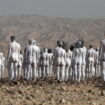 Maillot de bain Több százan vetkőztek meztelenre az izraeli sivatagban – galéria