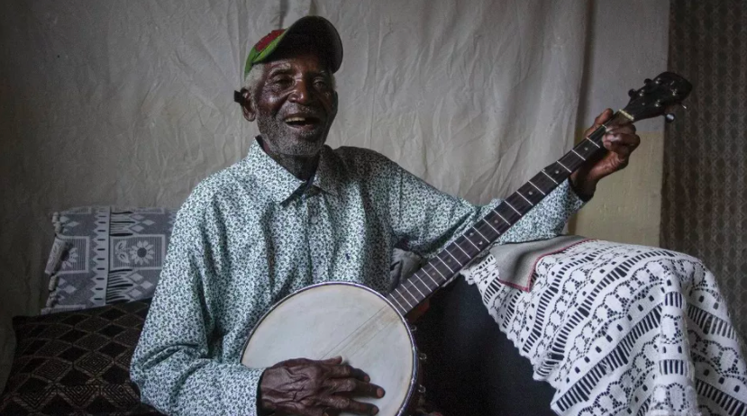 Musique À 92 ans, une légende de la chanson malawite enflamme les réseaux sociaux sans le savoir