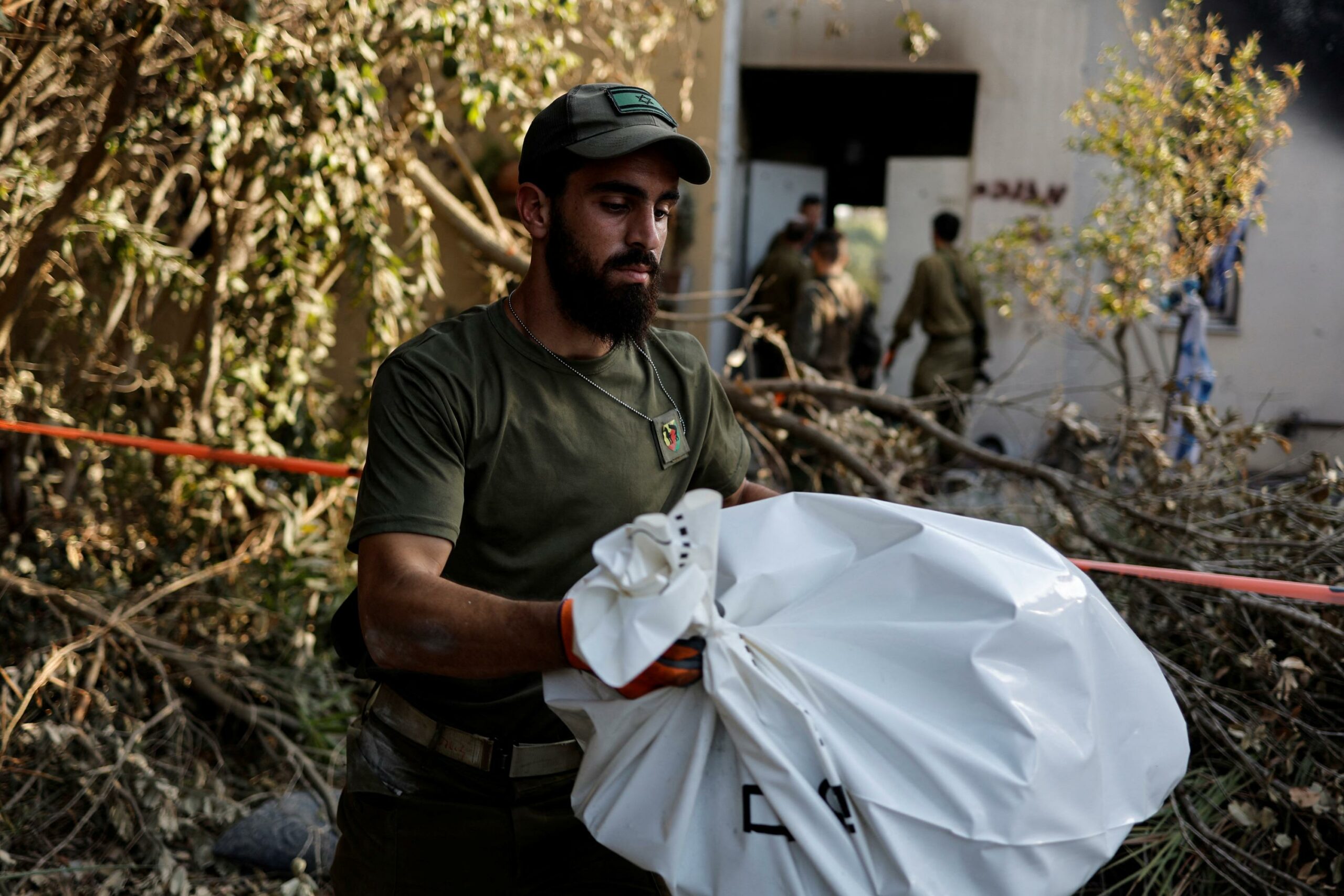 Bebe Un officier israélien dit avoir découvert un bébé décapité dans un kibboutz attaqué par le Hamas