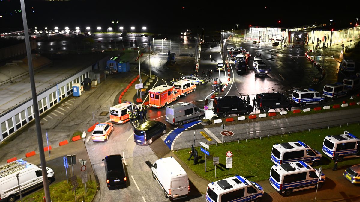 Maillot de bain Na letiště v Hamburku vjel ozbrojený muž. Ve voze drží čtyřleté dítě