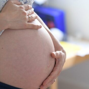 Bebe Son bébé est atteint de la trisomie 18, elle risque sa vie en accouchant : une femme poursuit l’Etat pour pouvoir avorter