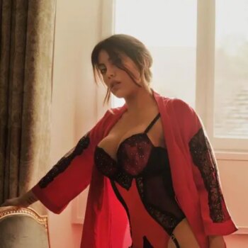 Lingerie Wanda Nara et ses photos en lingerie rouge suscitent des réactions