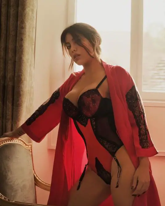 Lingerie Wanda Nara et ses photos en lingerie rouge suscitent des réactions