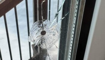 Jouet Armes à air comprimé: maisons et voitures criblées de balles dans Lotbinière