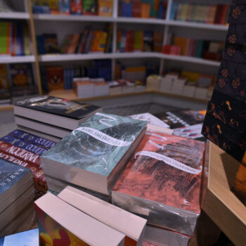 Livres Hongrie : jugée pour la vente de livres jeunesse LGBT+, une librairie gagne son procès grâce à une virgule