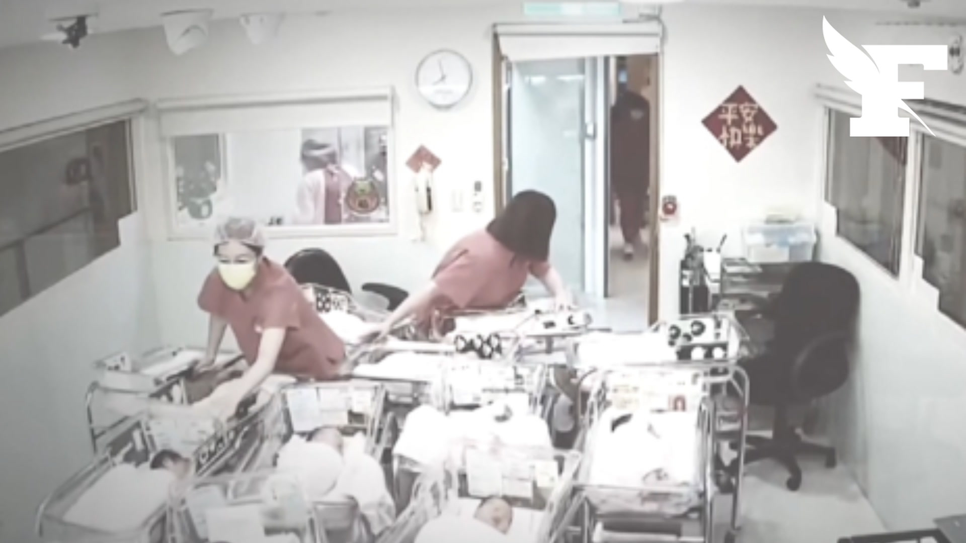 Bebe Séisme à Taïwan: des infirmières s’accrochent à des couveuses pour sauver des bébés