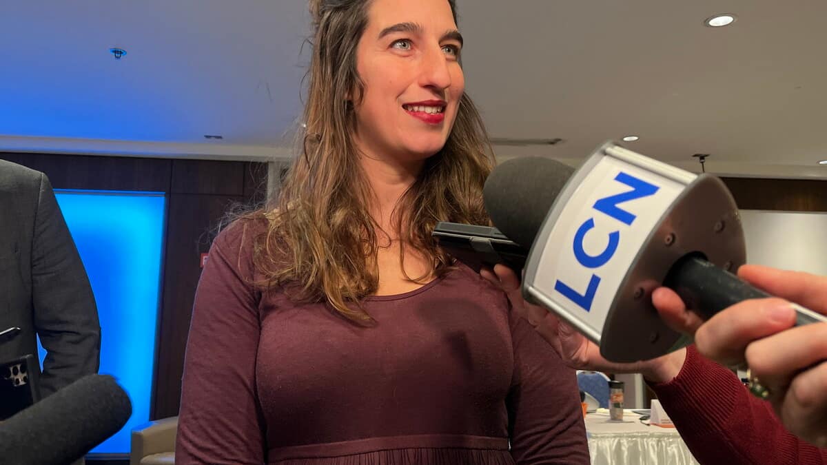 Chaussures de sport Émilise Lessard-Therrien quitte ses fonctions de co-porte-parole féminine de Québec solidaire