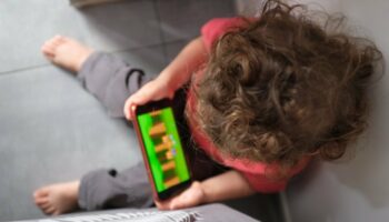 Enfant Quelles sont les propositions des experts pour limiter l’usage des écrans chez les enfants, dans un rapport remis ce mardi ?
