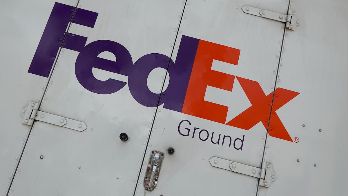 Chaussures de sport [À VOIR] Un livreur FedEx filmé par Dana White en teach de jeter des paquets dans un camion